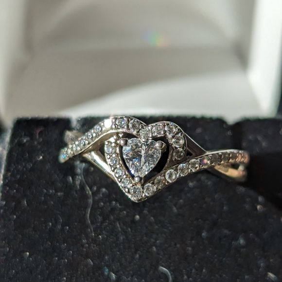 Beautiful heart silver ring size 7 - Picture 2 of 4